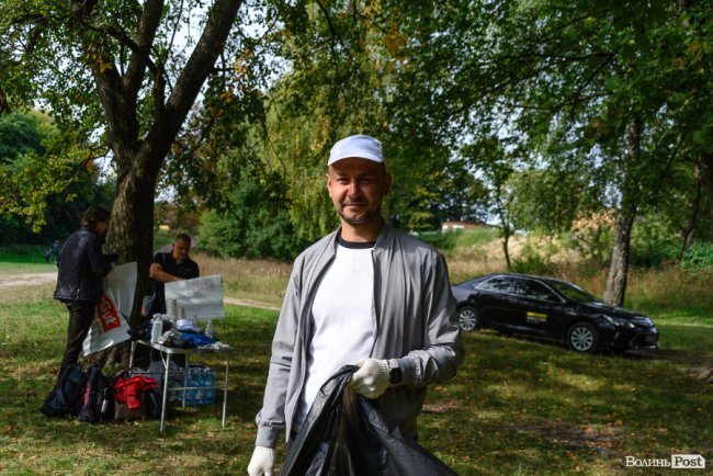 Толока з подвійною користю: «Інвестор» прибрав два сквери і зробить дитячий майданчик*