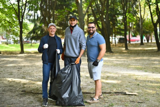 Андрій Разумовський, директор 27 школи Віталій Бондар і місцевий активіст Андрій Сірук.