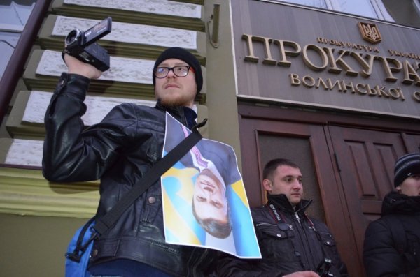 Під прокуратурою Волині - пікет з перевернутими «Януковичами». ФОТО 