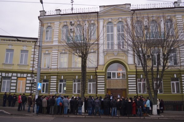 Під прокуратурою Волині - пікет з перевернутими «Януковичами». ФОТО 