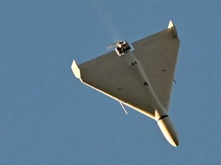 У Чернігові ворожий дрон влучив у багатоповерхівку