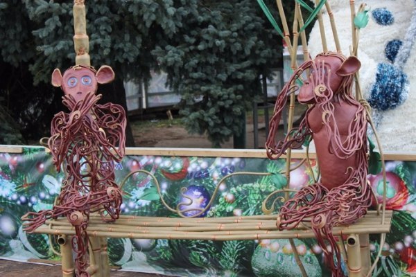 У центрі Луцька встановили «червоних Мавп». ФОТО