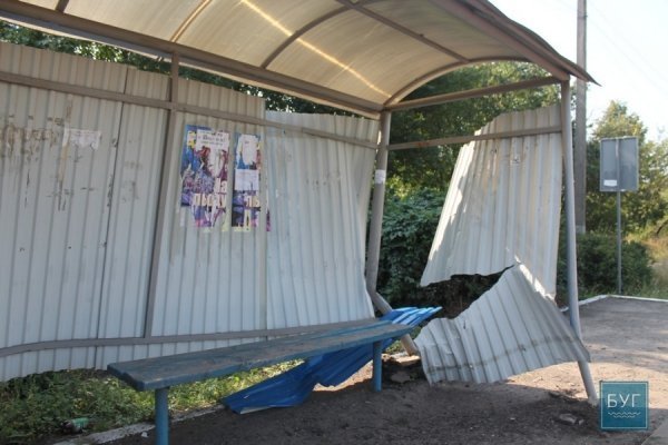 ДТП на Волині: причіп від авто в'їхав у зупинку. ФОТO