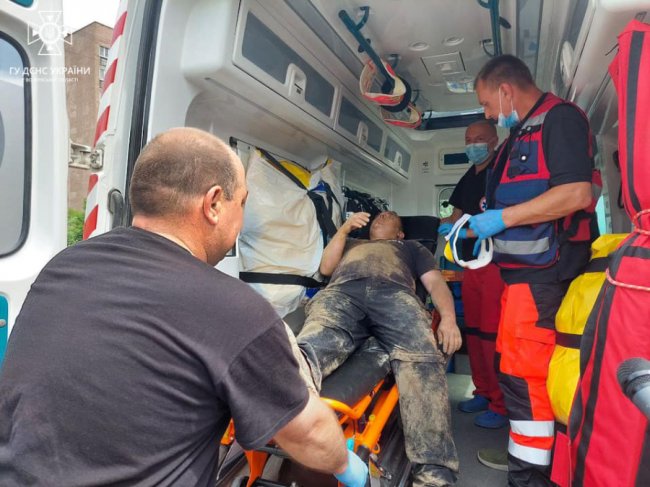 У Луцьку людей засипало землею, їх відкопують рятувальники. ОНОВЛЕНО