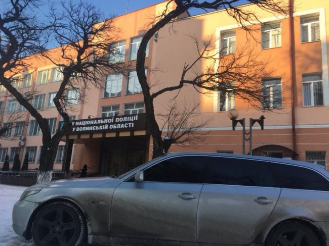 Нахаба-автоандон в Луцьку припаркувався на газоні «під носом» у поліції. ФОТО