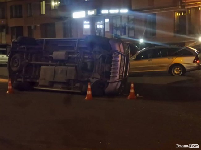 Біля «історичного» у Луцьку від удару перекинувся бус: деталі аварії. ФОТО. ВІДЕО