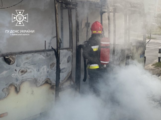 У Львові вранці спалахнула маршрутка з пасажирами. ФОТО