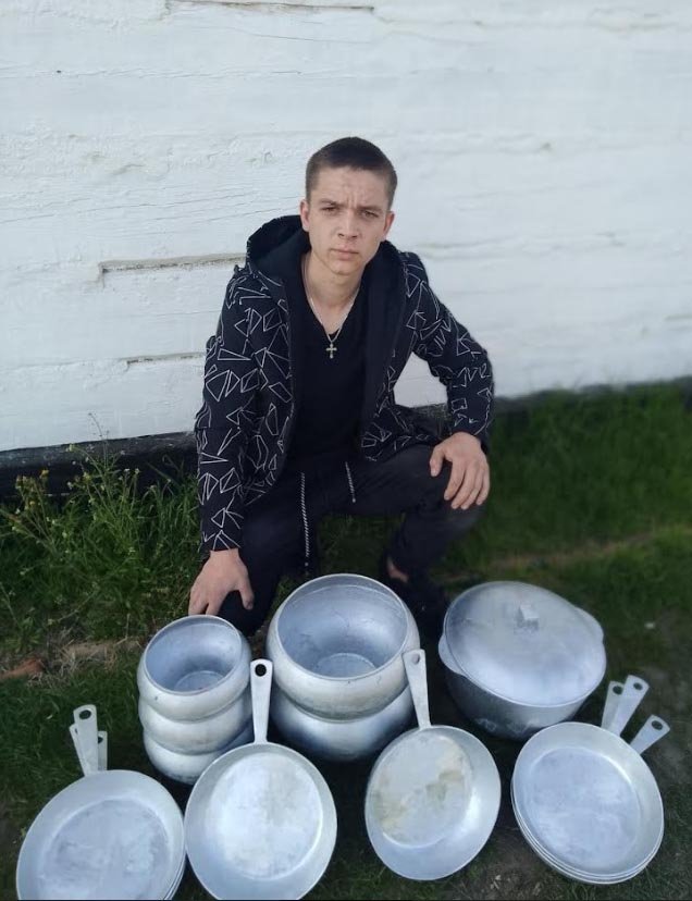 На Волині 19-річний хлопець виготовляє з алюмінію посуд. ФОТО