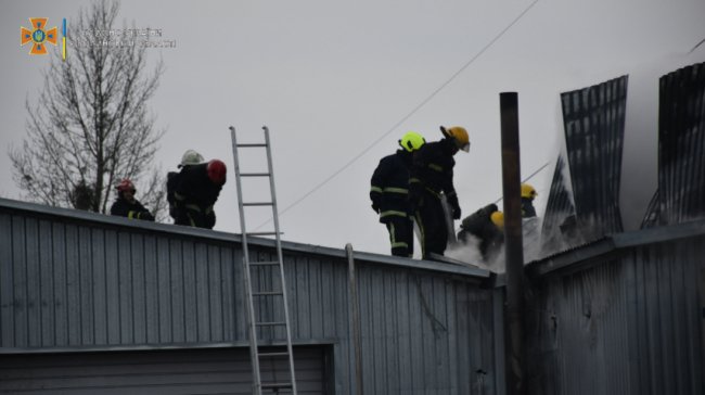 У Луцьку горіла станція техобслуговування автомобілів. ФОТО.ВІДЕО