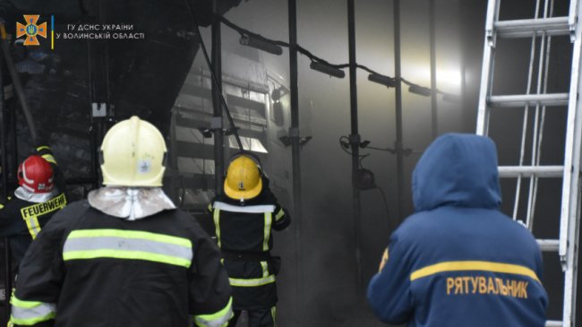 У Луцьку горіла станція техобслуговування автомобілів. ФОТО.ВІДЕО