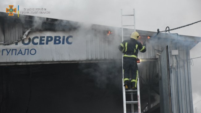 У Луцьку горіла станція техобслуговування автомобілів. ФОТО.ВІДЕО