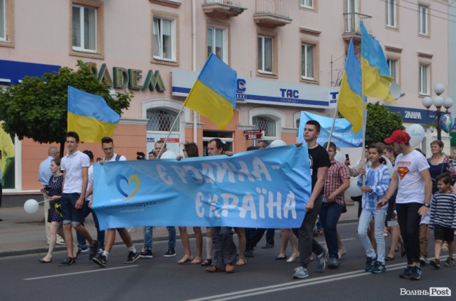 Молодята, транспаранти, усмішки: Луцьком пройшов «парад щасливих родин»