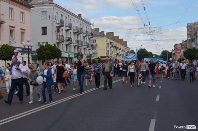 Молодята, транспаранти, усмішки: Луцьком пройшов «парад щасливих родин»