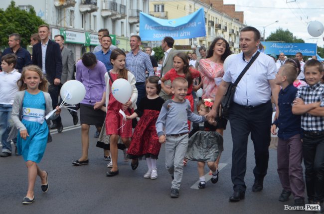 Молодята, транспаранти, усмішки: Луцьком пройшов «парад щасливих родин»