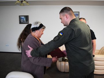 У Луцьку матері загиблого гвардійця вручили державну нагороду сина
