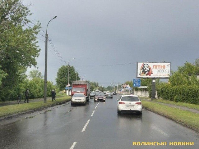 Аварія у Луцьку: вантажівка в'їхала у легковик