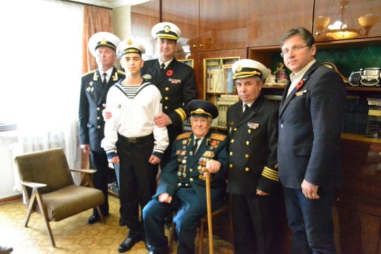 В Одесі ветерана-морпіха привітали концертом під його балконом. ФОТО