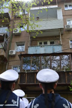 В Одесі ветерана-морпіха привітали концертом під його балконом. ФОТО