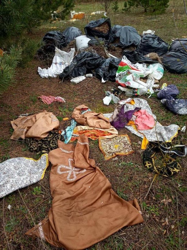 На Волині знайшли викинуте церковне вбрання. ФОТО