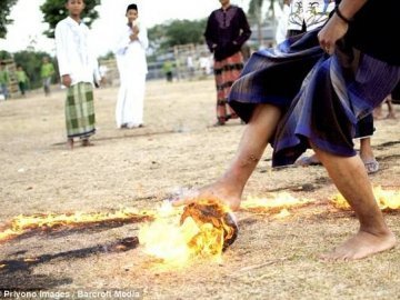 Футбол по-індонезійськи: палаючий кокос замість м'яча. ФОТО. ВІДЕО
