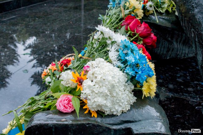 Скорбота і квіти: у Луцьку вшанували жертв війни. ФОТО