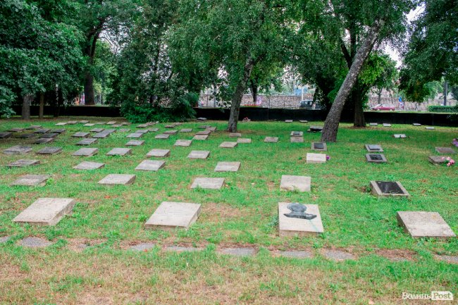 Скорбота і квіти: у Луцьку вшанували жертв війни. ФОТО