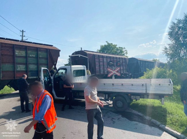 У Луцьку водій авто зіткнувся з локомотивом