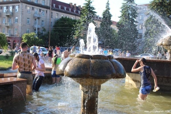 «Поливальна» неділя в Луцьку. ФОТО