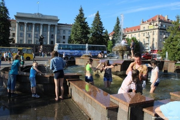 «Поливальна» неділя в Луцьку. ФОТО