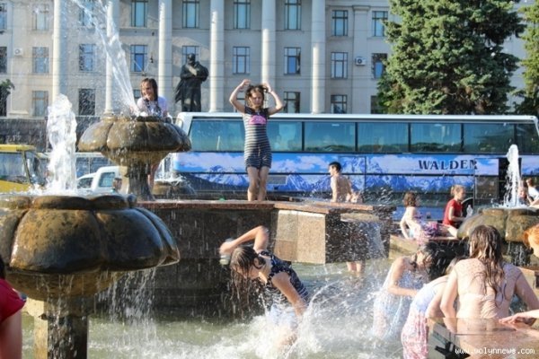 «Поливальна» неділя в Луцьку. ФОТО
