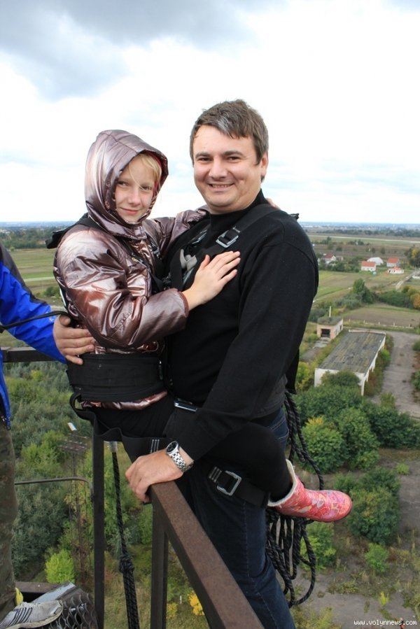 Дощ і холод не завадили «божевільним стрибкам» під Луцьком. ФОТО