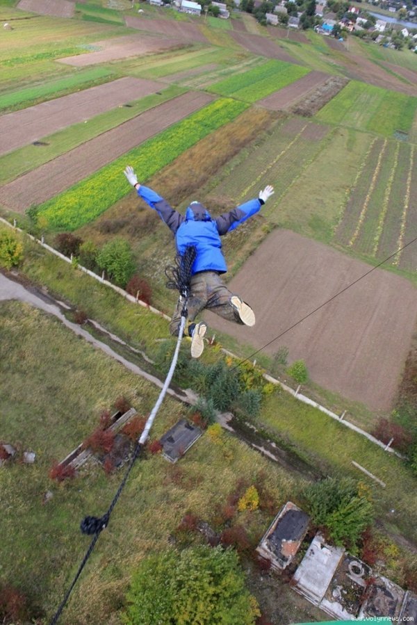 Дощ і холод не завадили «божевільним стрибкам» під Луцьком. ФОТО