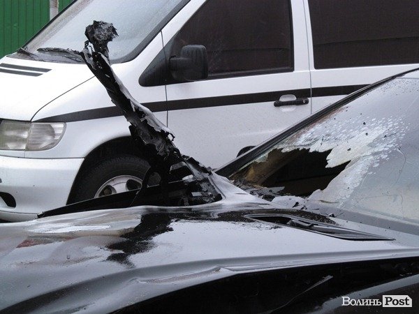 У Луцьку вночі згорів елітний «Мерс». ФОТО