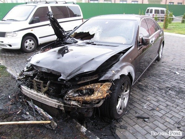 У Луцьку вночі згорів елітний «Мерс». ФОТО