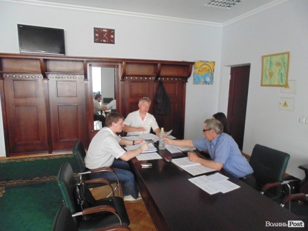 Луцький депутат приніс на засідання комісії пляшку горілки