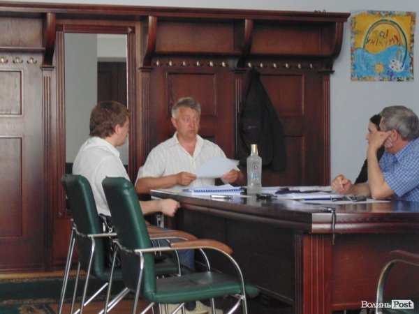 Луцький депутат приніс на засідання комісії пляшку горілки