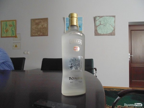 Луцький депутат приніс на засідання комісії пляшку горілки