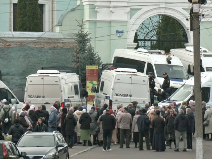 В Успенському соборі на Волині описують майно і замінюють замки у дверях: представників УПЦ виселяють