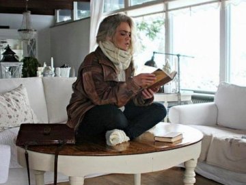 Чому сьогодні не можна сідати на стіл: прикмети і забобони