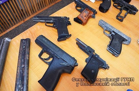 Волиняни добровільно здали 70 одиниць зброї. ФОТО