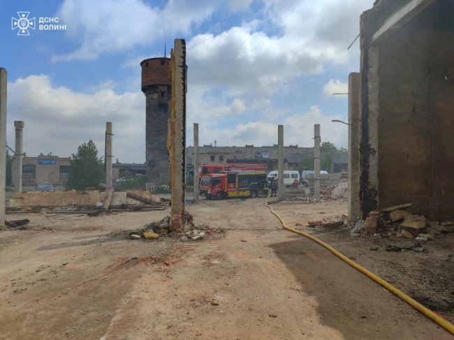 На Волині горіло приміщення недіючого консервного заводу