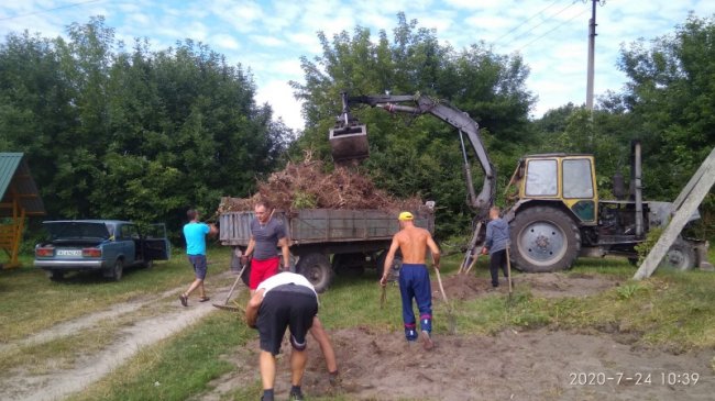 У Ківерцях біля озера влаштували толоку. ФОТО