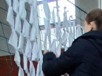 На Волині сплели маскувальну сітку з весільних суконь