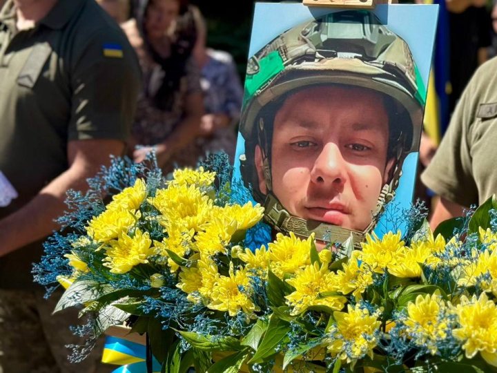 «Наш обов’язок - пам’ятати про мужність нашого Героя»: на Волині попрощалися з 24-річним Павлом Молодшим