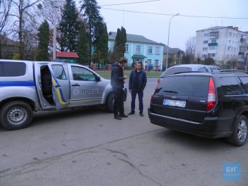 У Володимирі пікап Mitsubishi пошкодив припаркований Ford. ФОТО