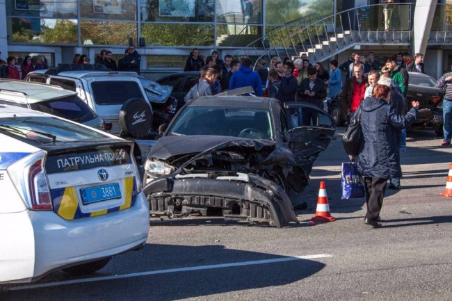 У Дніпрі зіткнулося 7 автомобілів, є потерпілі