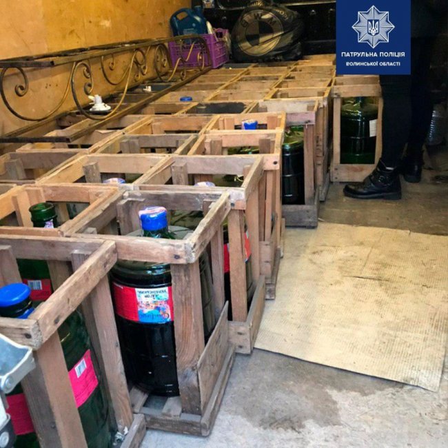 На трасі «Устилуг-Луцьк-Рівне» затримали водія буса, який перевозив безакцизний алкоголь. ФОТО 