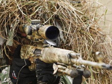 Український снайпер одним пострілом зупинив ворожу колону і взяв у полон російського офіцера 