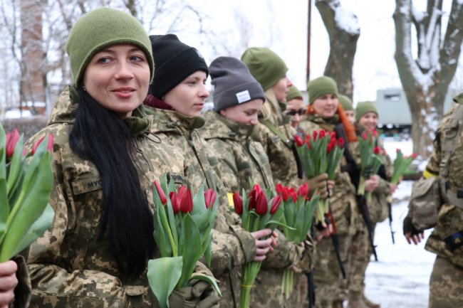 Тюльпани для захисниць: військові тероборони Луцька привітали жінок зі святом. ФОТО
