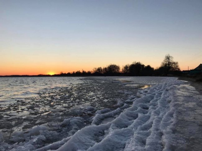 Фотограф показав, як озеро на Волині вкриває крига